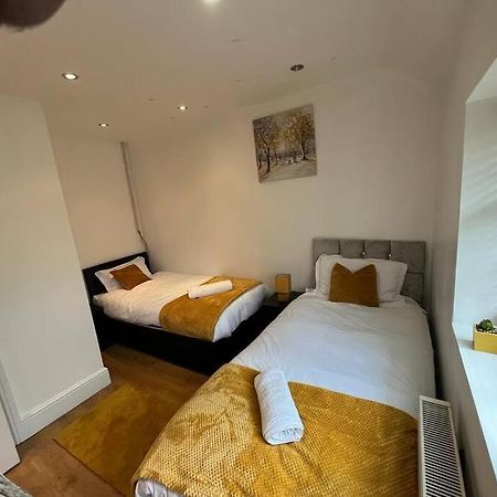 Fabulous 3 Bedroom House , Sleeps Up To 5-7 Guest. South Ockendon Экстерьер фото