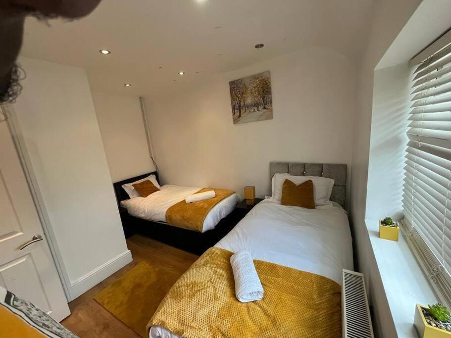 Fabulous 3 Bedroom House , Sleeps Up To 5-7 Guest. South Ockendon Экстерьер фото