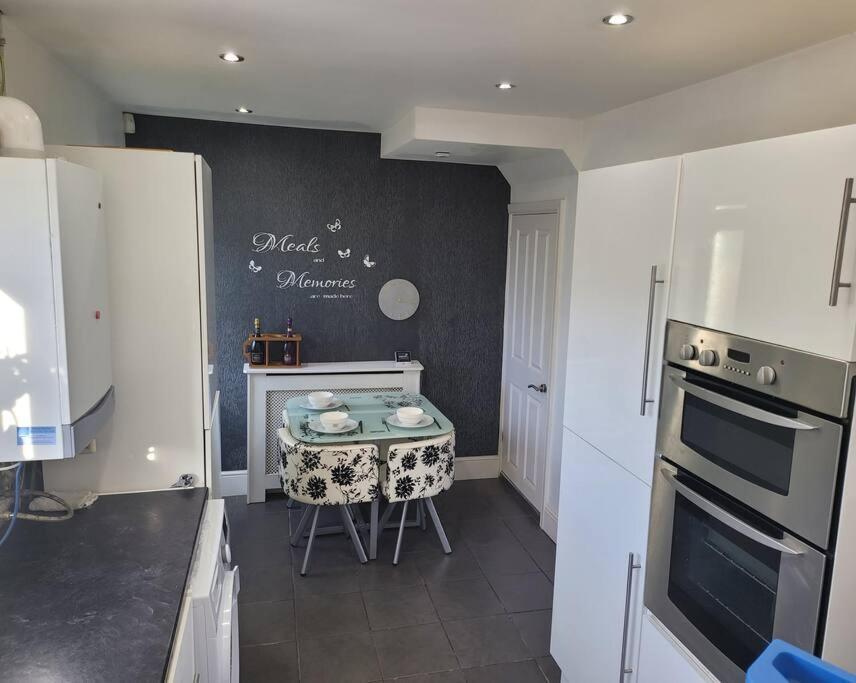 Fabulous 3 Bedroom House , Sleeps Up To 5-7 Guest. South Ockendon Экстерьер фото