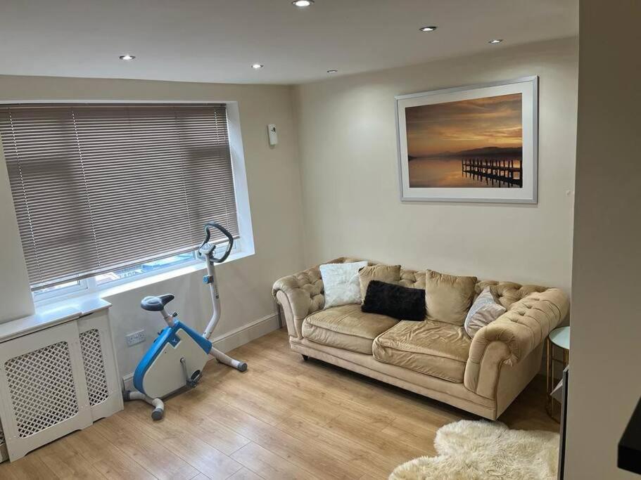Fabulous 3 Bedroom House , Sleeps Up To 5-7 Guest. South Ockendon Экстерьер фото