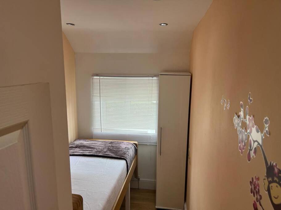 Fabulous 3 Bedroom House , Sleeps Up To 5-7 Guest. South Ockendon Экстерьер фото