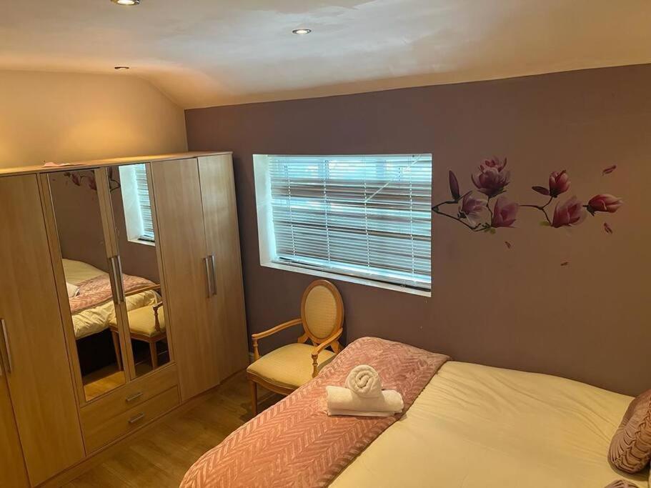 Fabulous 3 Bedroom House , Sleeps Up To 5-7 Guest. South Ockendon Экстерьер фото