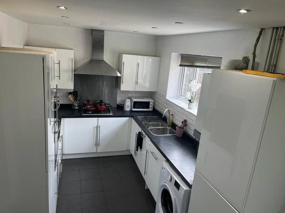 Fabulous 3 Bedroom House , Sleeps Up To 5-7 Guest. South Ockendon Экстерьер фото